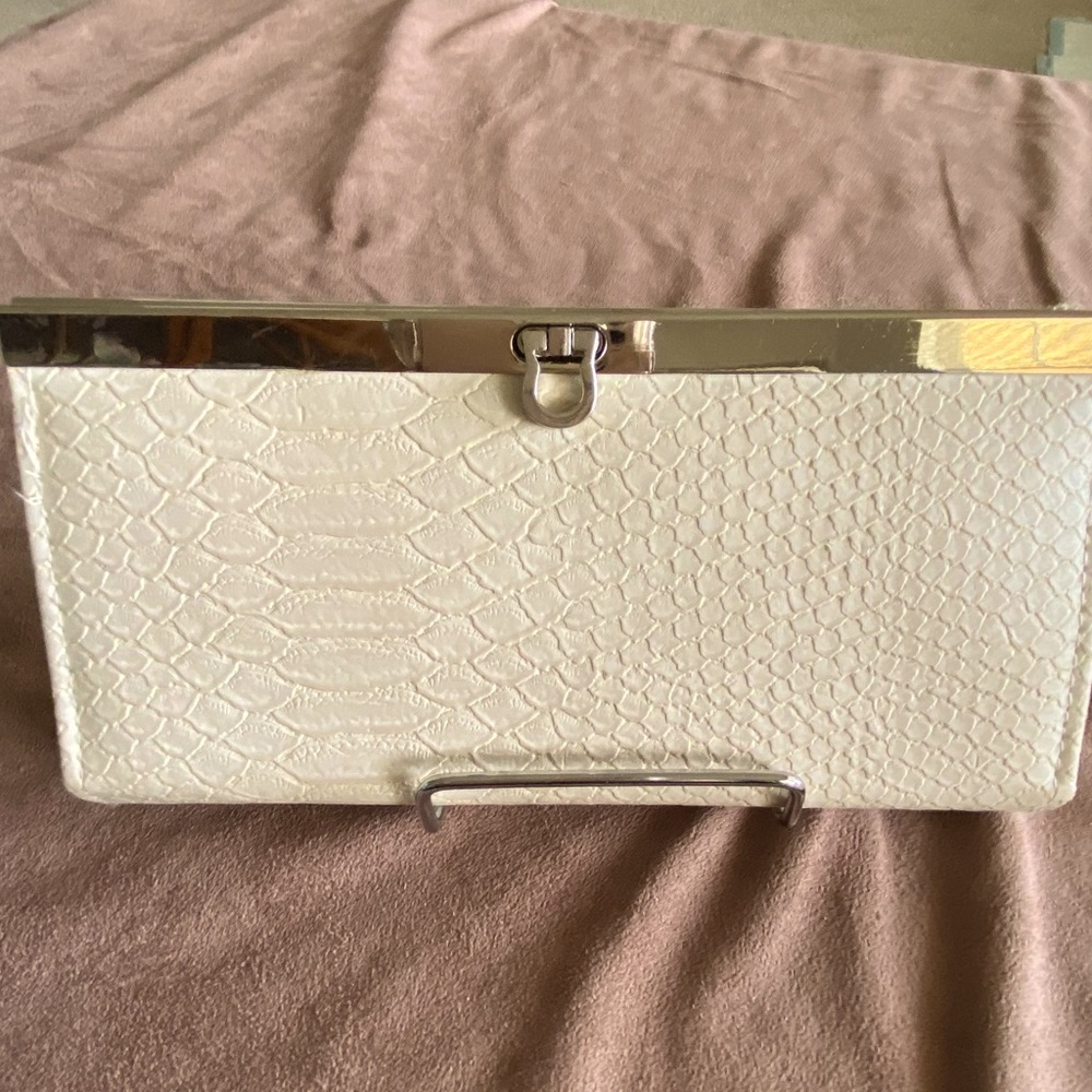 Woman’s Wallet Vintage.  Crocodile texture in a creamy white w/silver trim.